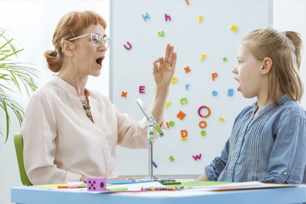 can a speech therapist help with swallowing